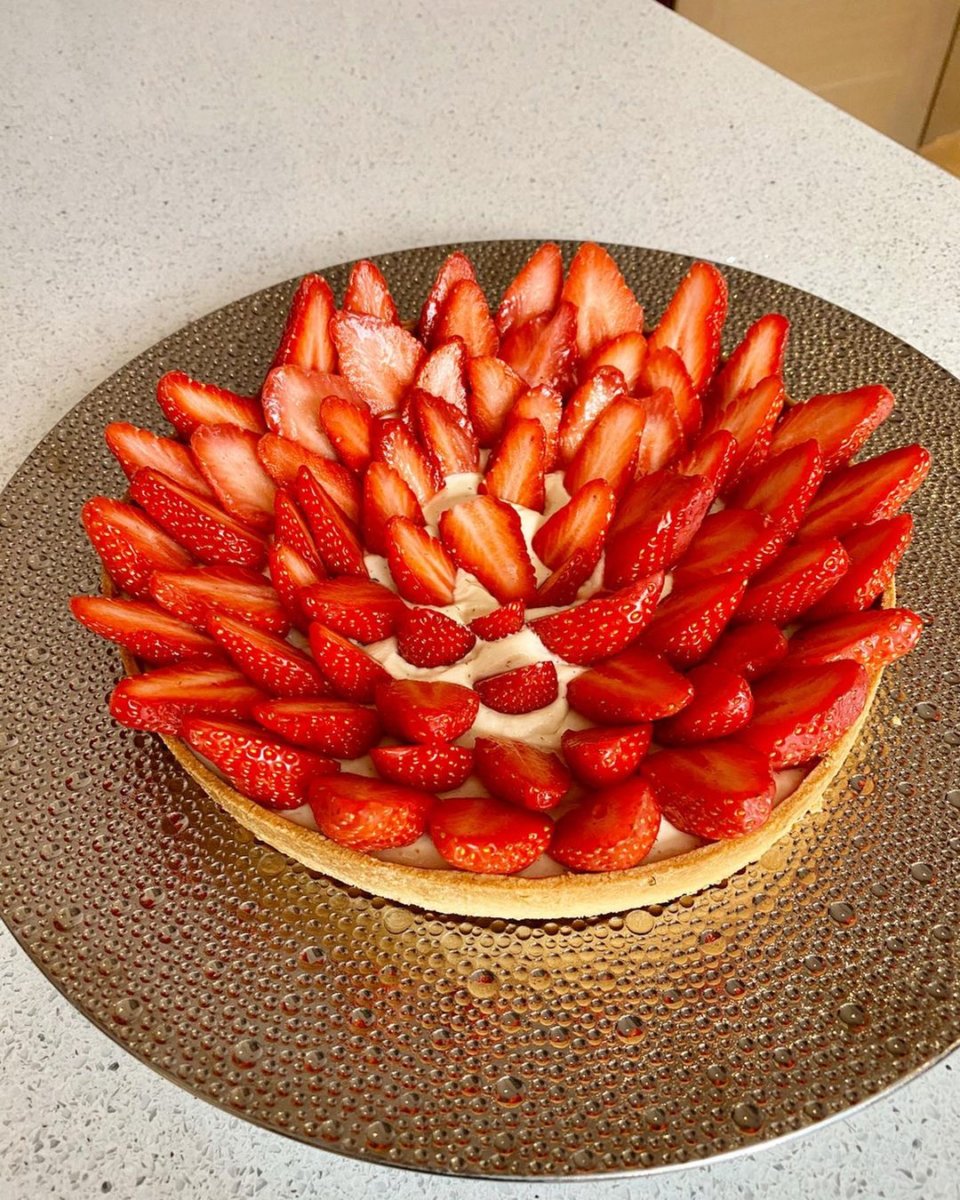 "Tarte aux fraise Gariguettes" -pâte sablée, crème diplomate, Madagascar vanilla, Gariguettes strawberries