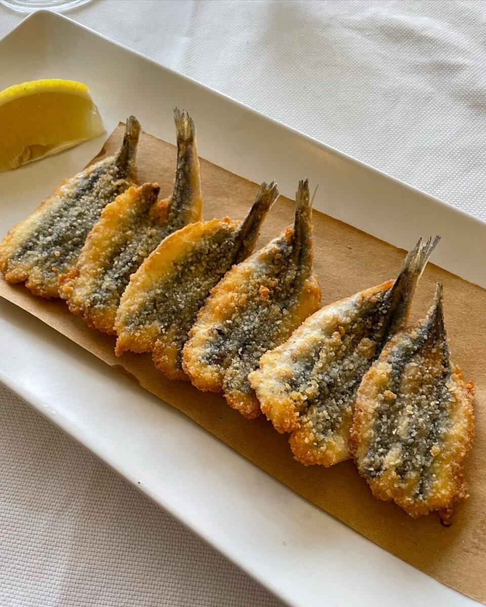 fried anchovies