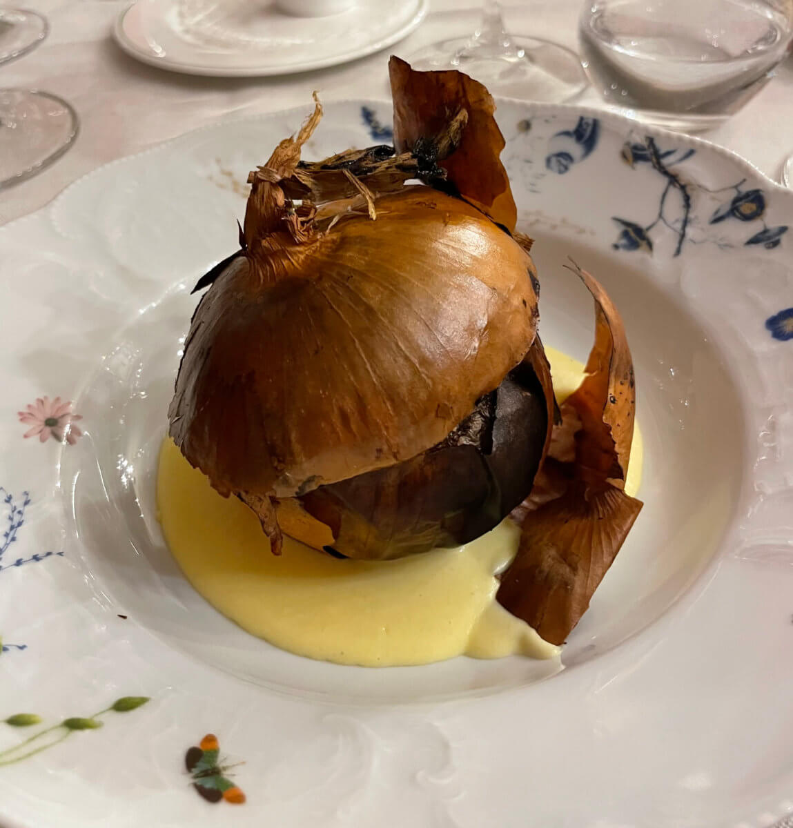 Baked stuffed onion with Bra sausage